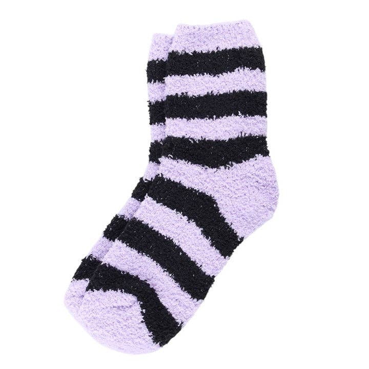 Chaussettes rayées violet pastel dans une boîte cadeau en forme de cercueil