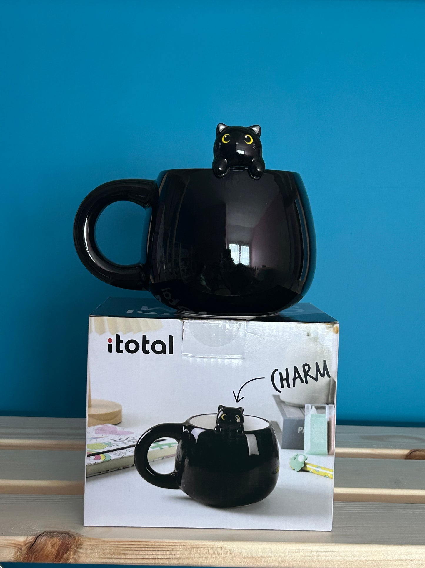 Tasse en céramique avec breloque chat noir