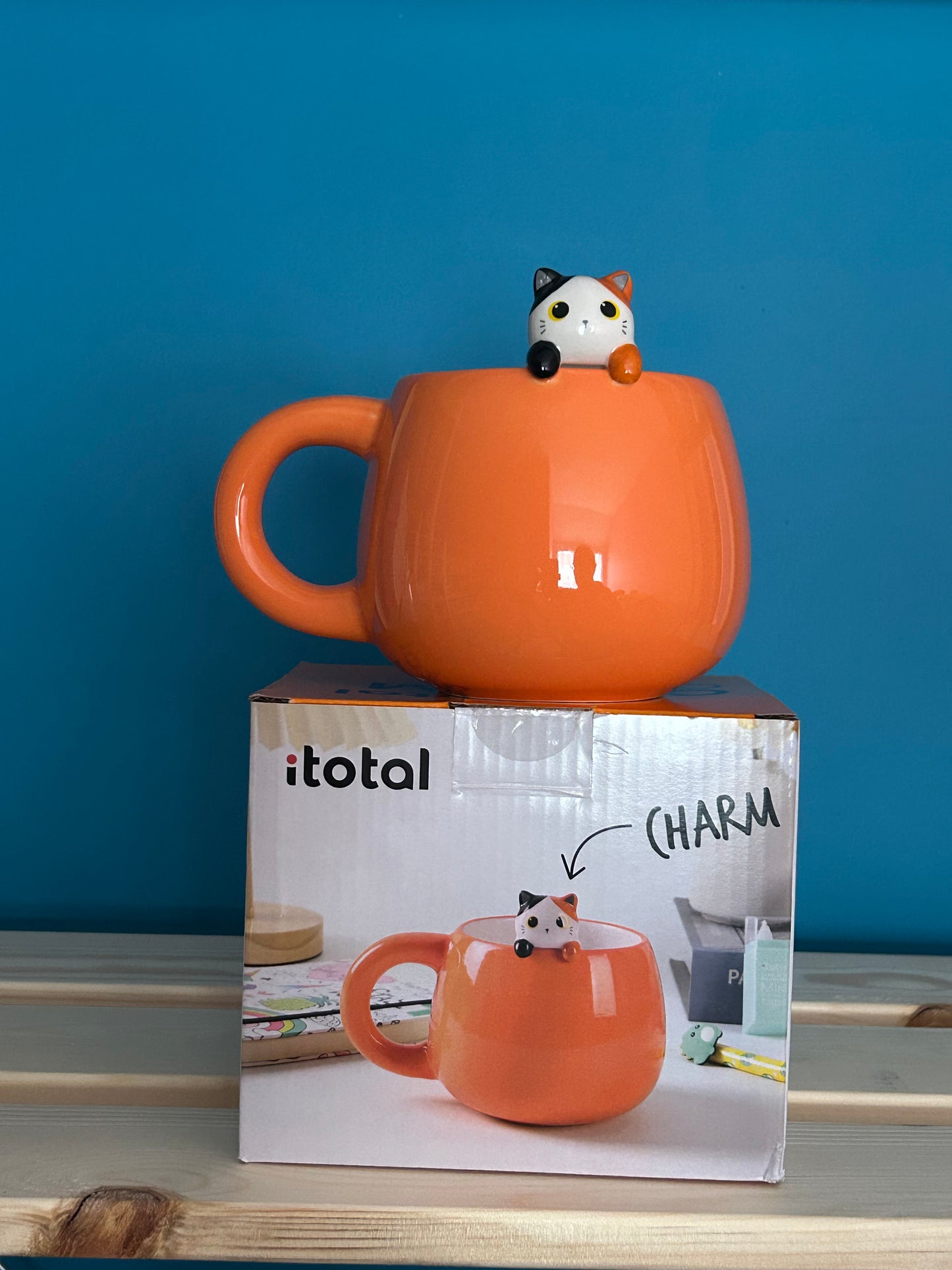 Tasse en céramique avec breloque chat orange