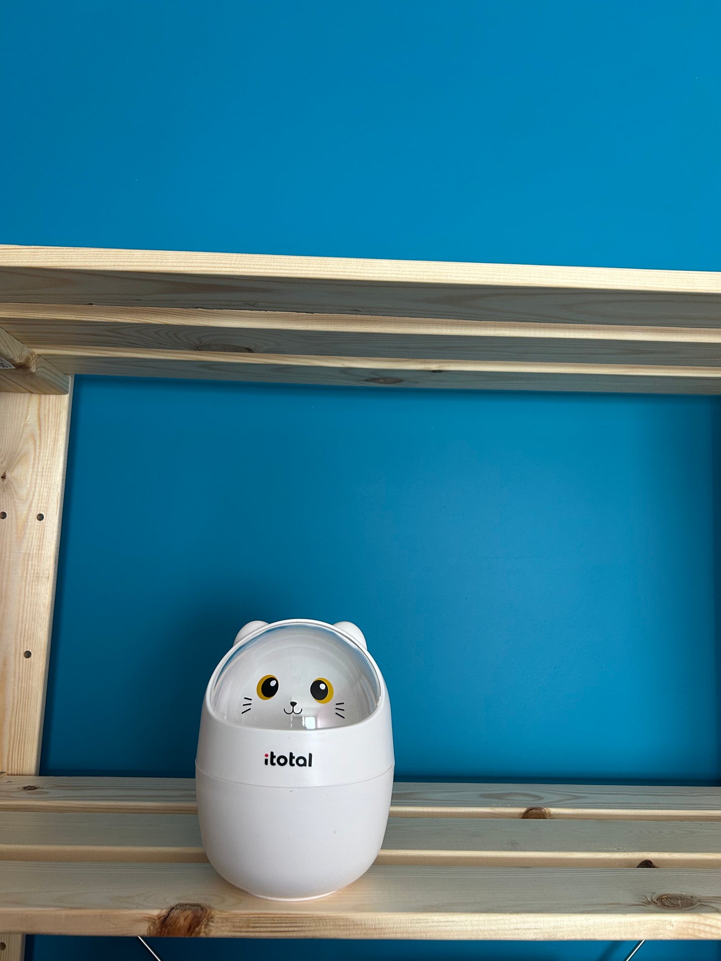 Panier de bureau en forme de chat blanc
