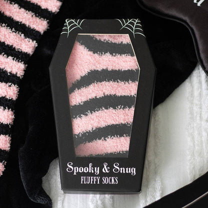 Chaussettes rayées roses et noires dans une boîte-cadeau en forme de cercueil