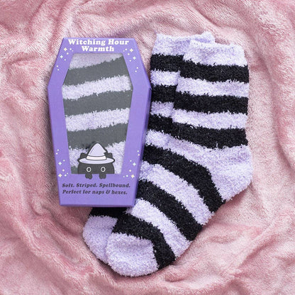 Chaussettes rayées violet pastel dans une boîte cadeau en forme de cercueil