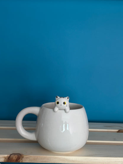 Tasse en céramique avec pendentif chat blanc