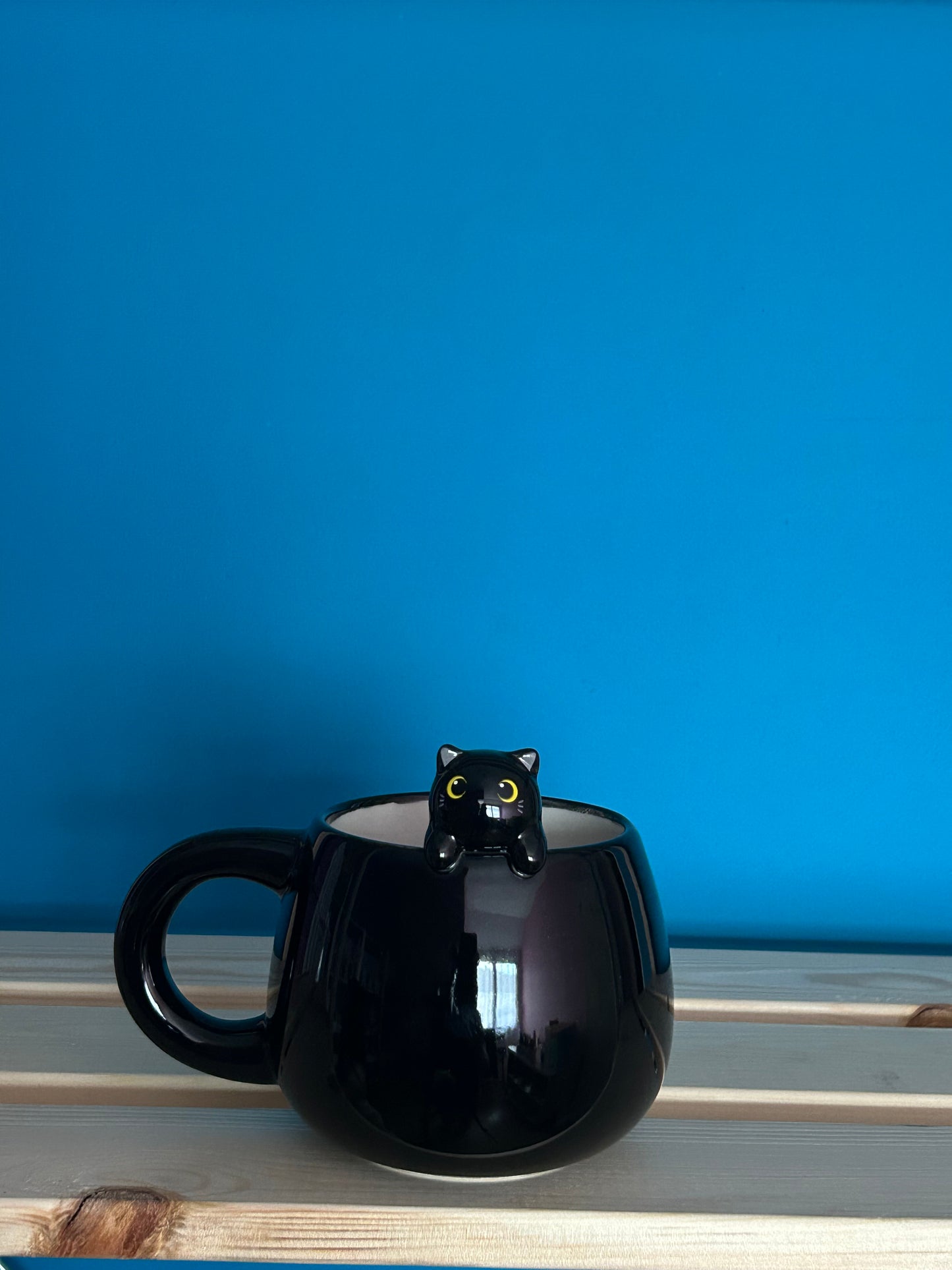 Tasse en céramique avec breloque chat noir