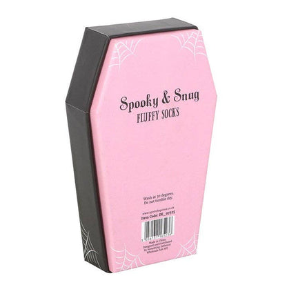 Chaussettes rayées roses et noires dans une boîte-cadeau en forme de cercueil